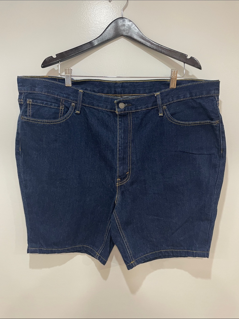 Men’s Levi 541 42 waist denim shorts dark wash